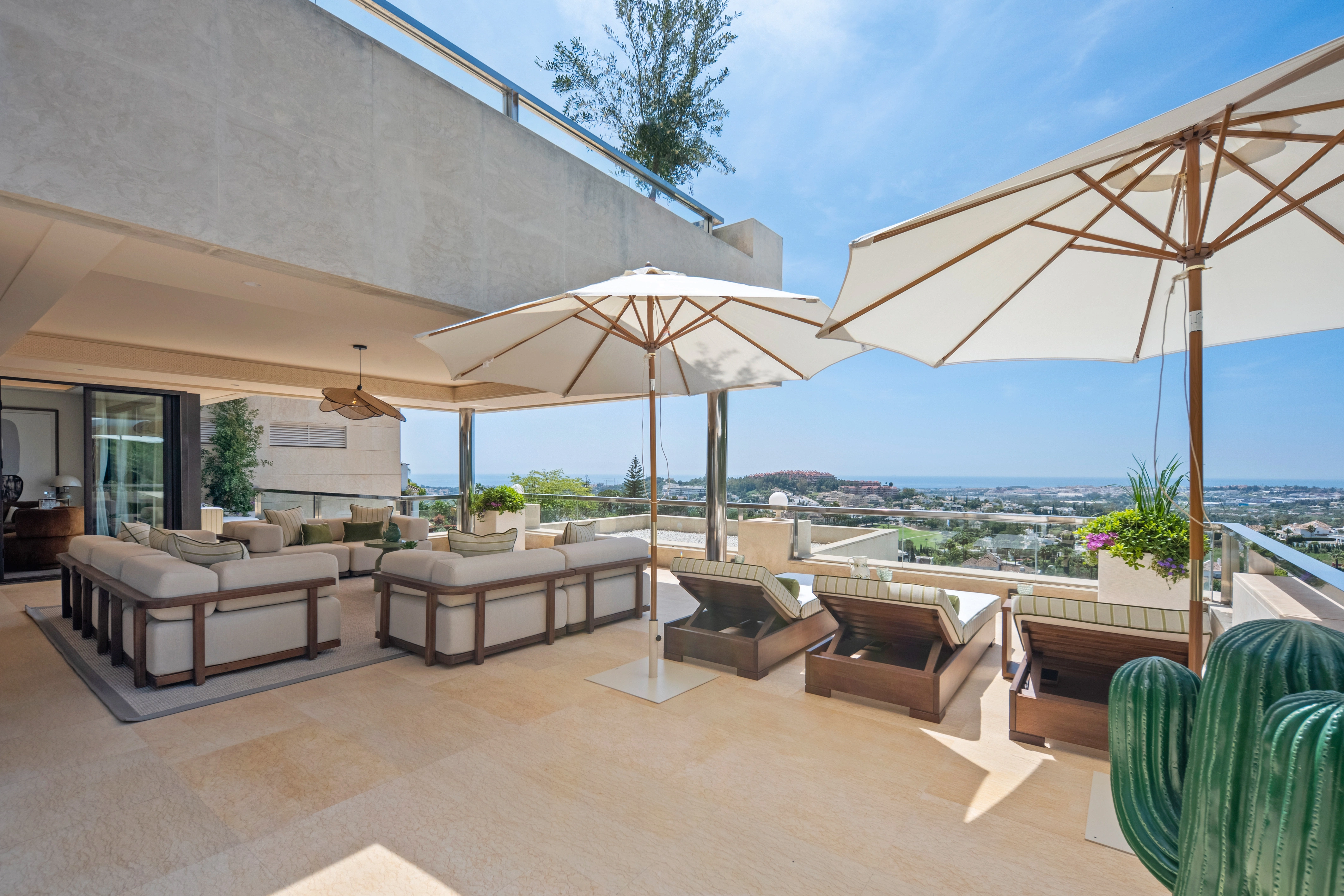Ático en venta en Marbella con terraza en la azotea